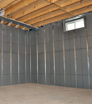 Des panneaux Sous-sol à belles<sup><sup>MC</sup></sup> installé sur un mur du sous-sol qui est prêt à être terminé.