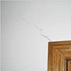 Mur craque le long d'une porte